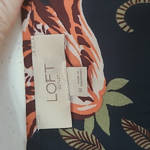 Loft Outlet navy blouse with floral pattern & ruffled neckline size Medium - Picture 4 of 7